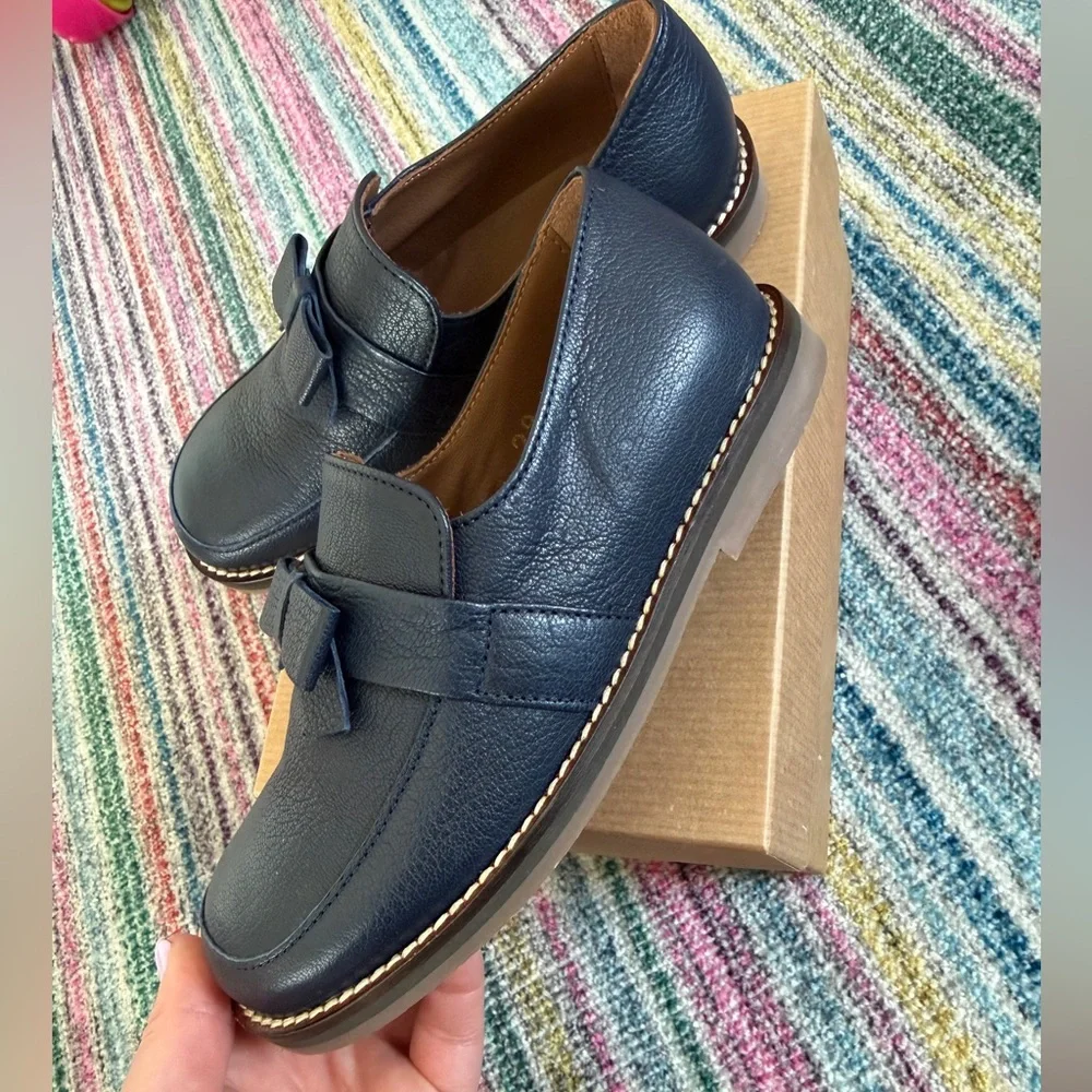 Pebbled navy leather girls loafers. Never worn. Made in Italy (brand name Pepe)
